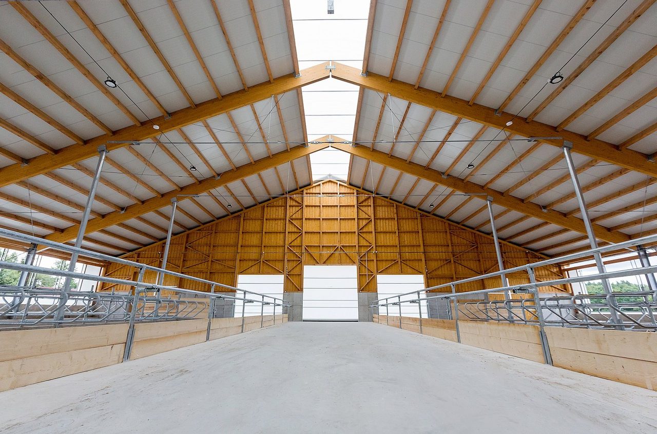 Interiér moderní stáje s ventilací HAZE